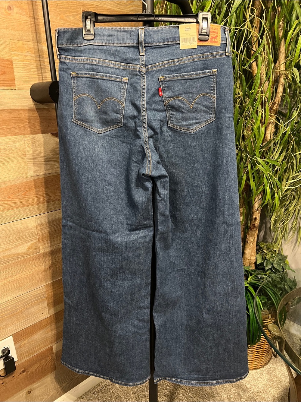 NWT Levi’s 318 shaping wide leg jeans. 31x32 - Picture 2 of 4